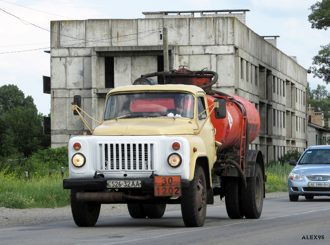 Днепропетровская область, № 526-32 АА — ГАЗ-53-27