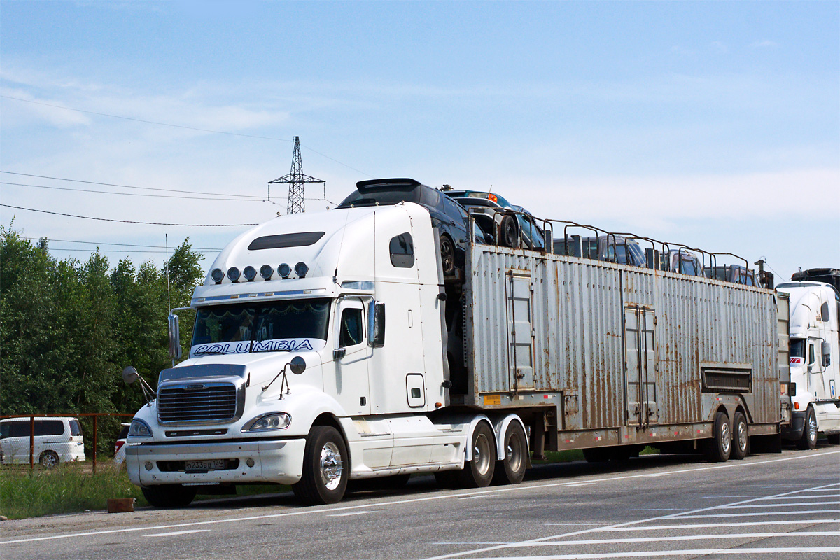 Красноярский край, № О 233 ВВ 124 — Freightliner Columbia