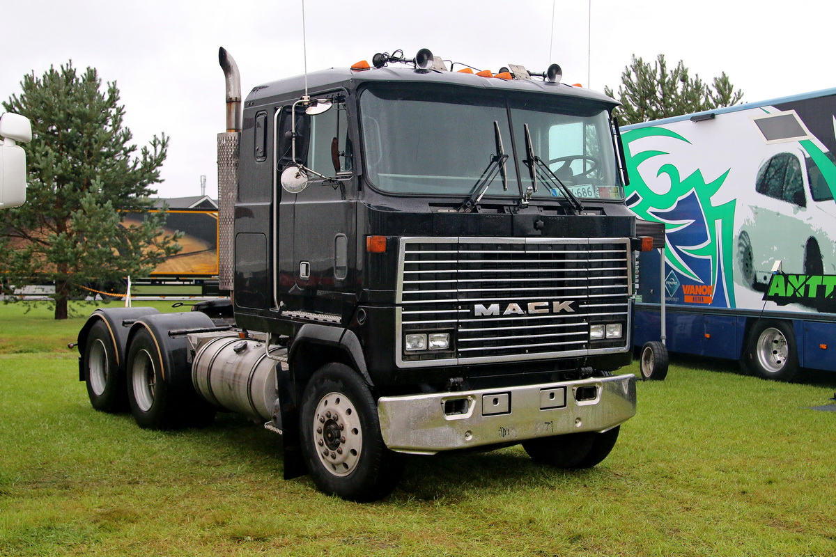 Финляндия, № SNX-686 — Mack MH Ultraliner
