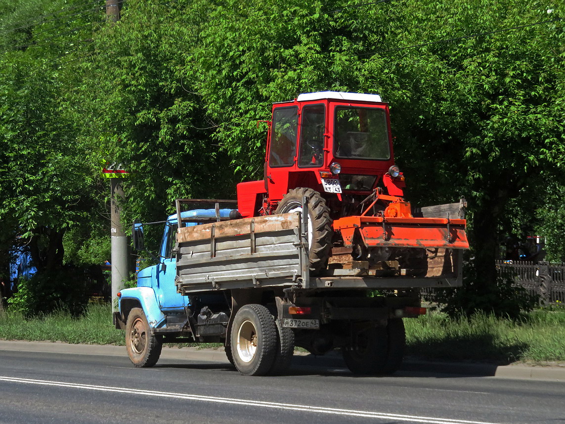 Кировская область, № Р 372 ОЕ 43 — ГАЗ-33072; Кировская область, № 5808 КТ 43 — Т-25/Т-30