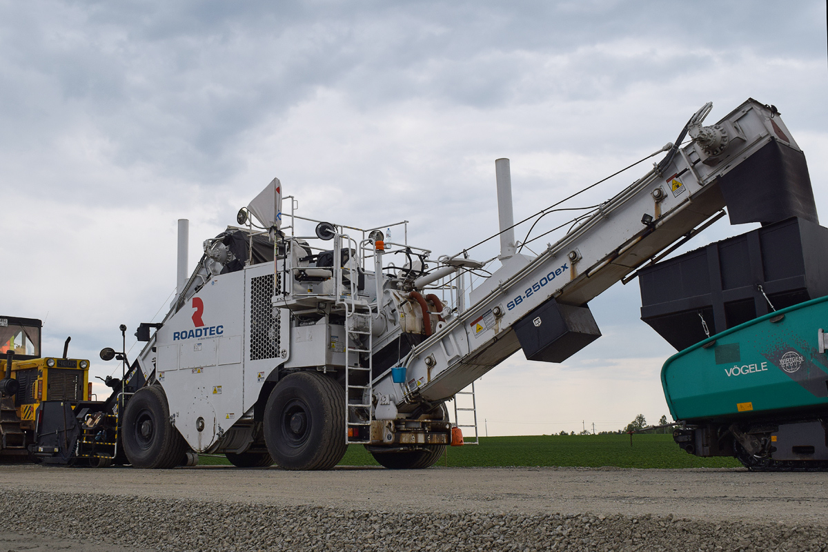 Алтайский край, № (22) Б/Н СТ 0532 — Roadtec Shuttle Buggy SB-2500; Алтайский край — Спецтехника с нечитаемыми на фото номерами
