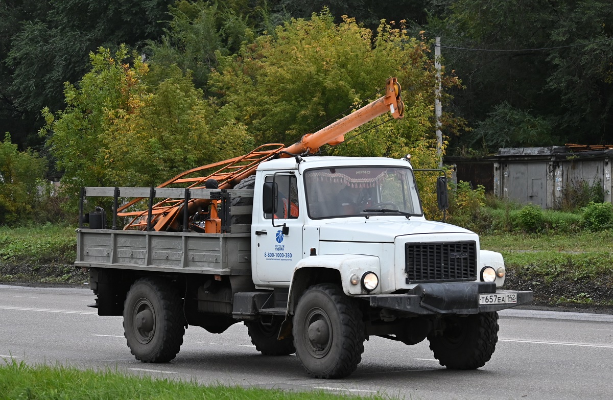Кемеровская область, № Т 657 ЕА 142 — ГАЗ-33081 «Садко»