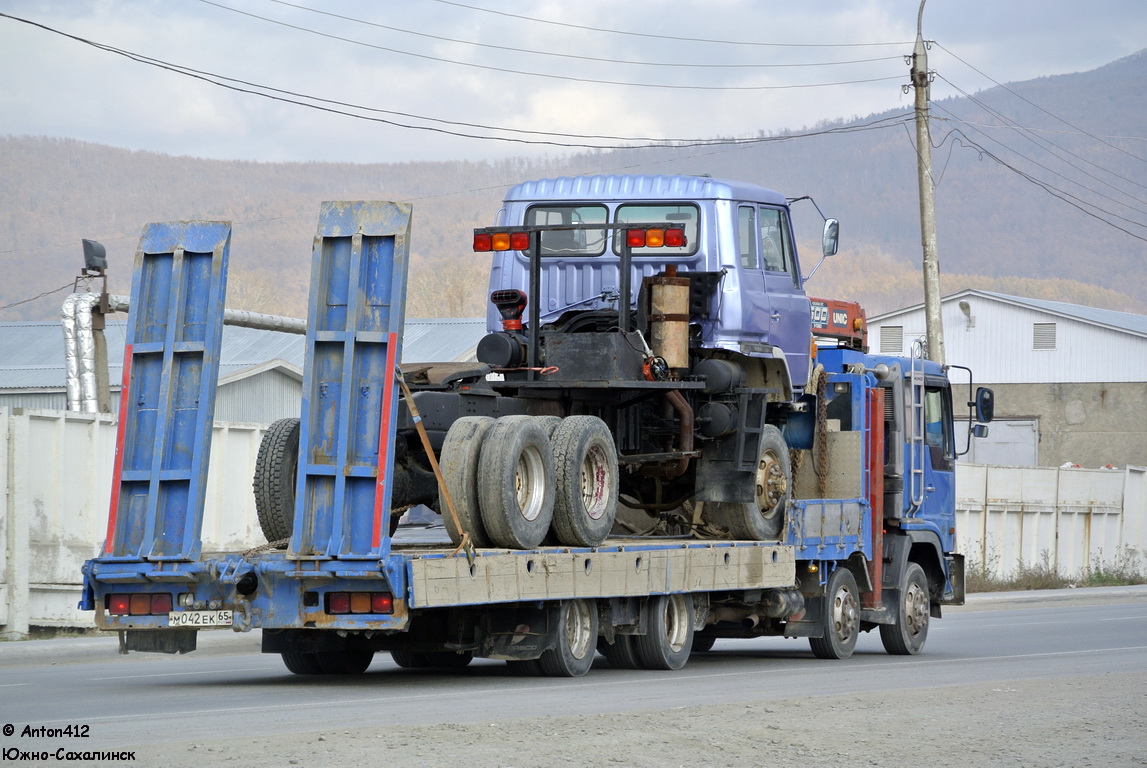 Сахалинская область, № М 042 ЕК 65 — Hino FR
