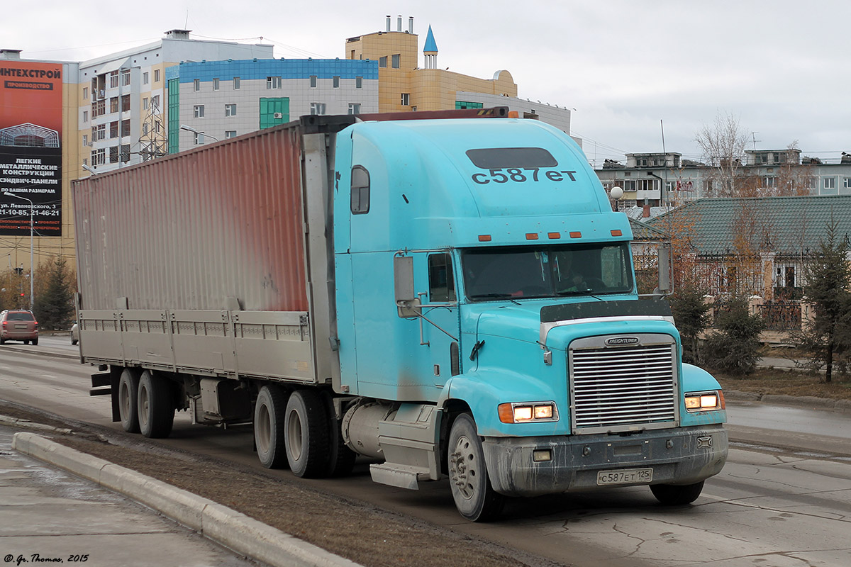 Приморский край, № С 587 ЕТ 125 — Freightliner FLD 112