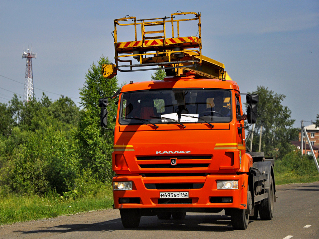 Кемеровская область, № М 695 АС 142 — КамАЗ-43253-H3(99)