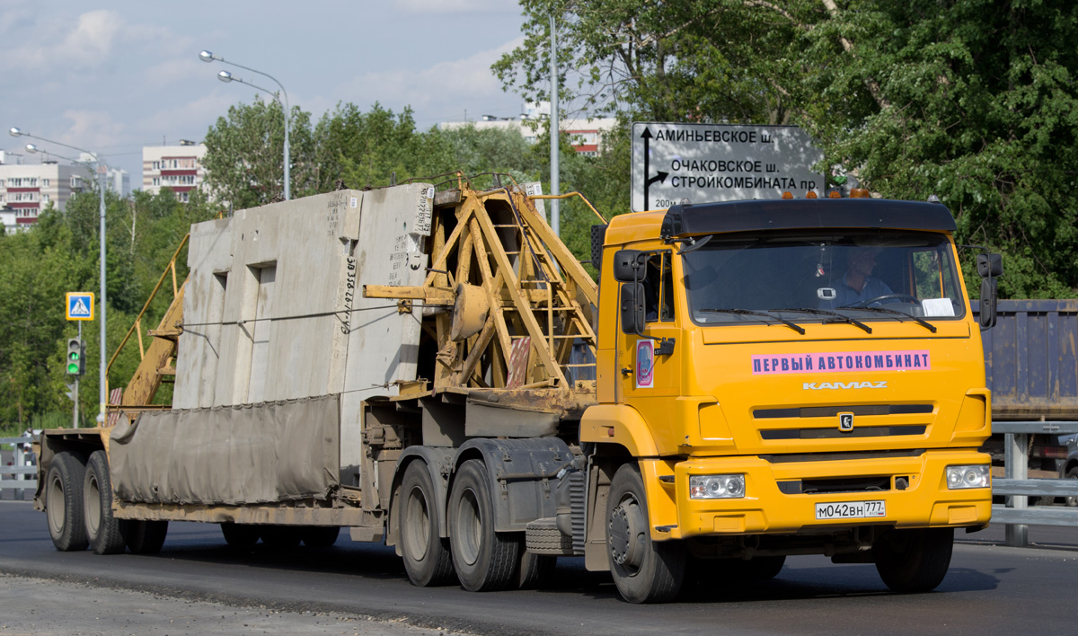 Москва, № М 042 ВН 777 — КамАЗ-65116-A4(23)