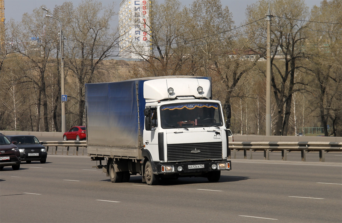 Кемеровская область, № А 412 ЕА 142 — МАЗ-437041
