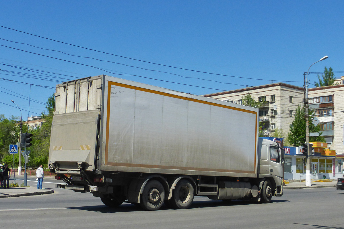 Волгоградская область, № А 775 УТ 134 — Volvo ('2002) FM12.300