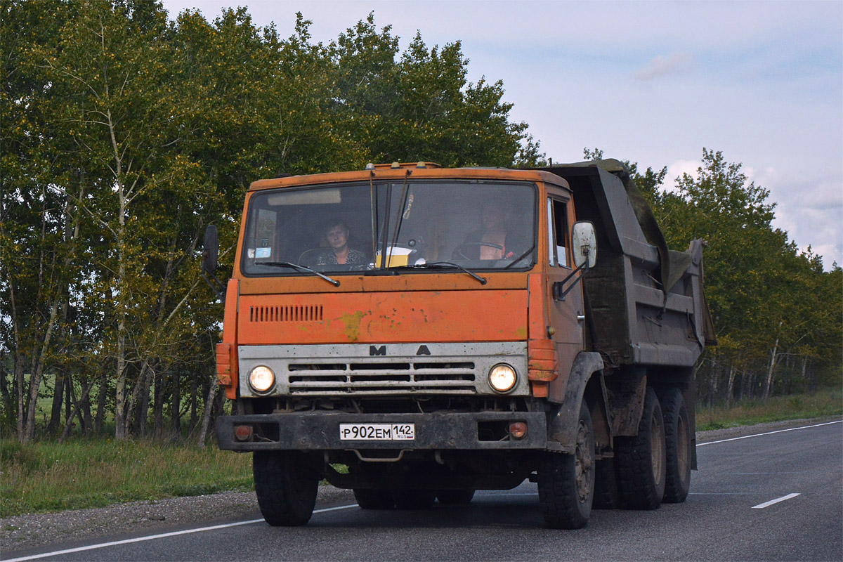 Кемеровская область, № Р 902 ЕМ 142 — КамАЗ-55111 [551110]