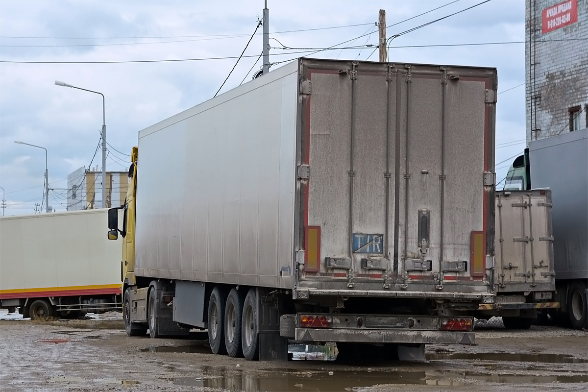 Иркутская область, № М 600 ХА 38 — Volvo ('2002) FH12.400