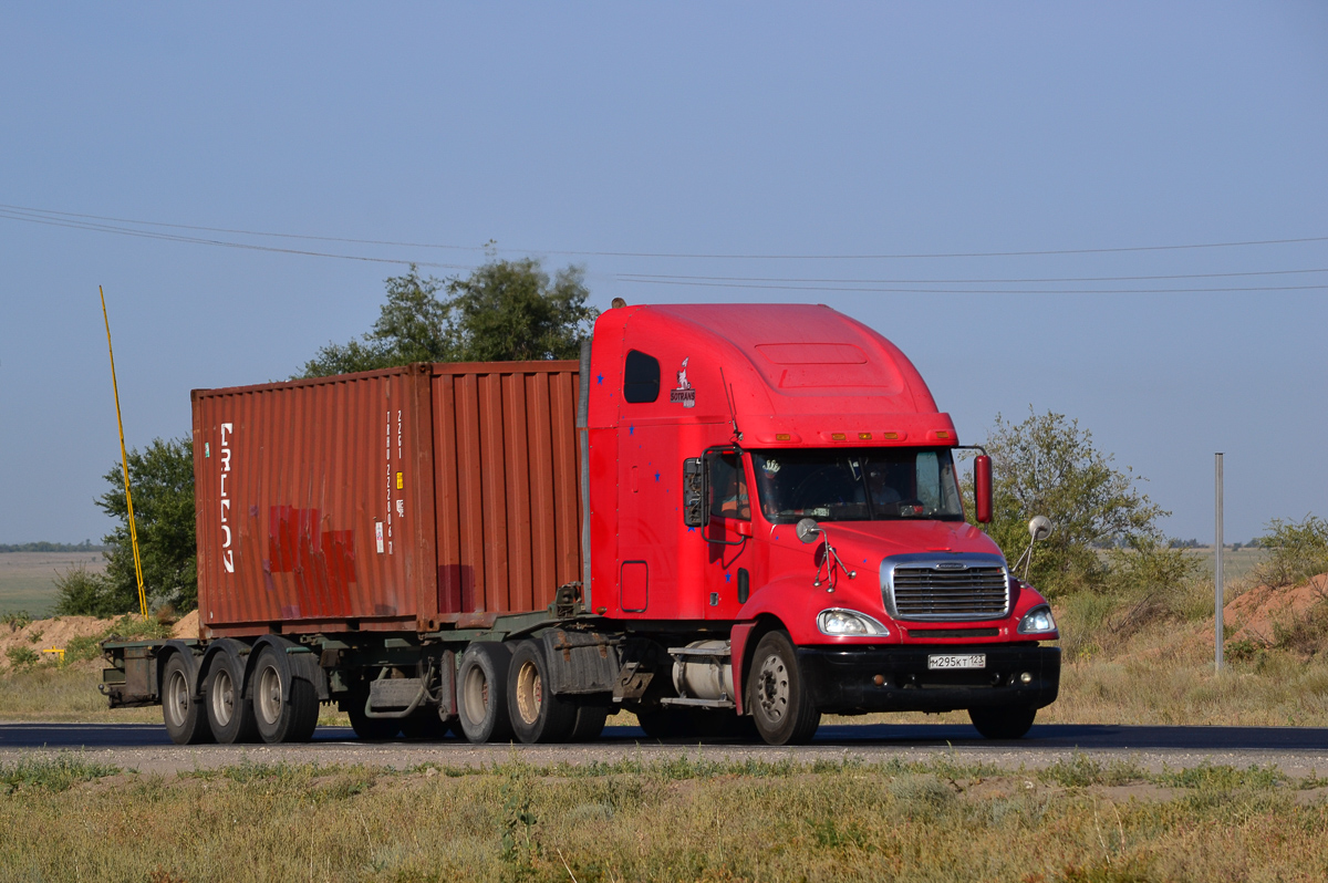 Краснодарский край, № М 295 КТ 123 — Freightliner Columbia