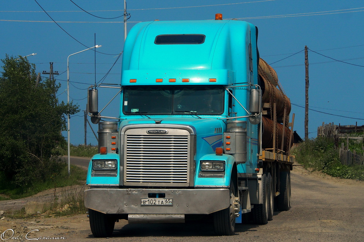 Сахалинская область, № В 102 ТА 65 — Freightliner FLD 120 Classic