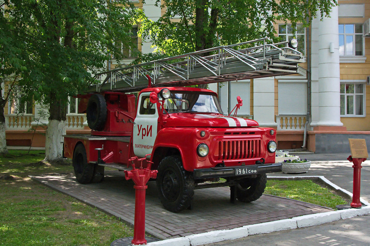 Свердловская область, № 19-61 СФФ — ГАЗ-52-01 (ГАЗ-52А); Свердловская область — Автомобили на постаментах; Техника на постаментах, памятники (Свердловская область)