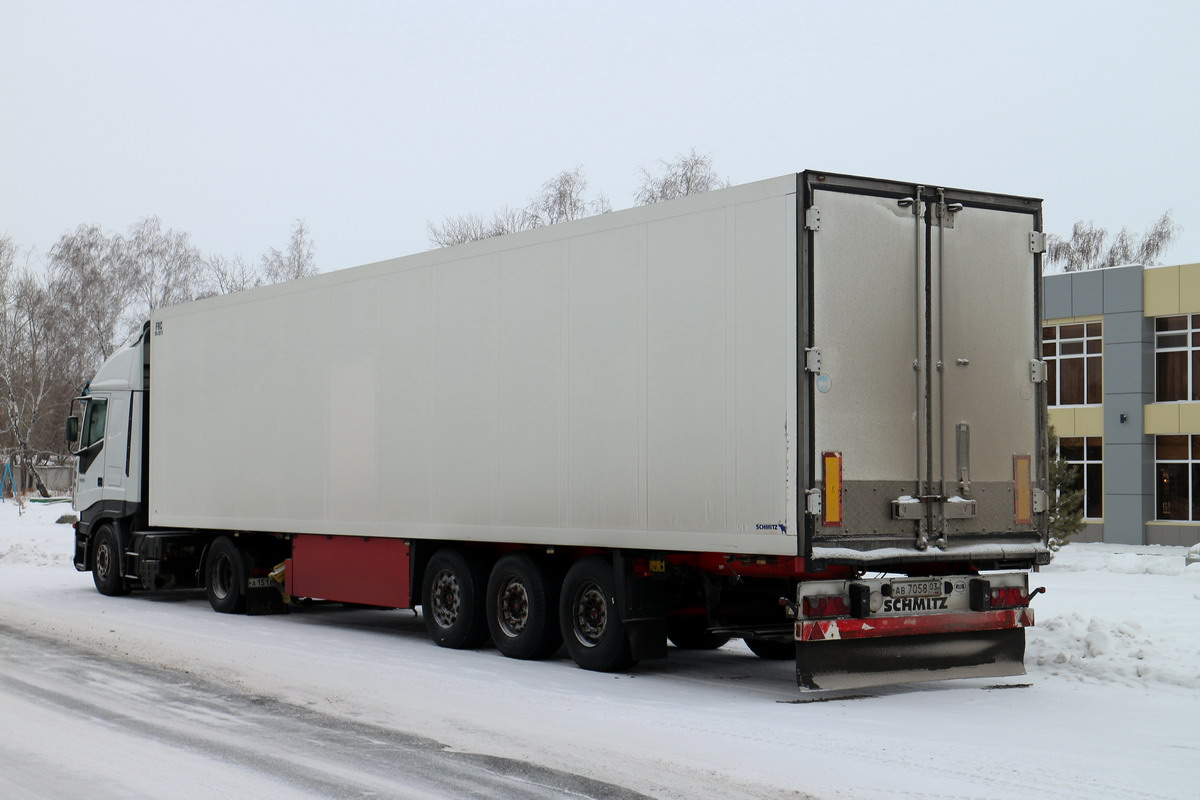 Омская область, № АВ 7058 03 — Schmitz Cargobull S.KO (SCB*S3B) общ.мод