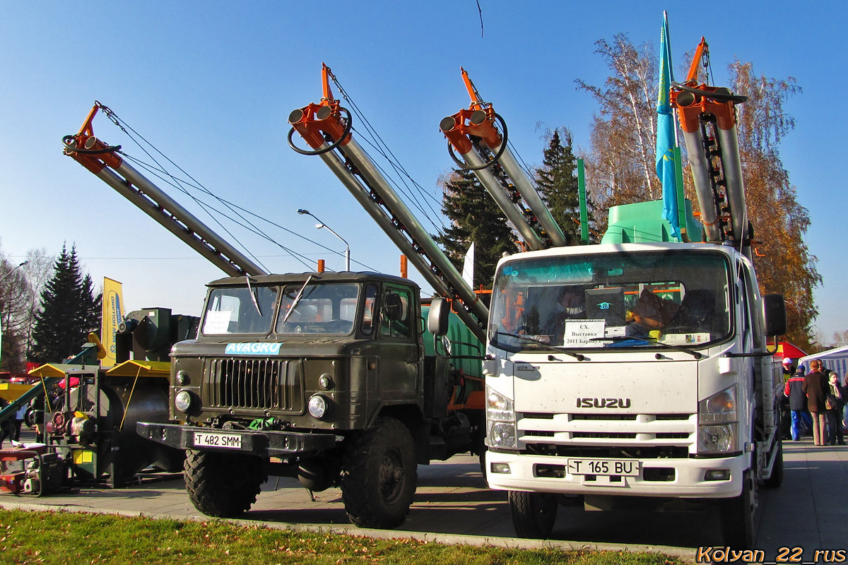 Северо-Казахстанская область, № T 482 SMM — ГАЗ-66 (общая модель); Северо-Казахстанская область, № T 165 BU — Isuzu Elf QL(общая модель) [LWL]; Алтайский край — Выставка "Алтайская Нива 2011"