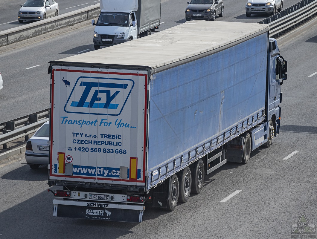 Шымкент, № 42 BDA 17 — Schmitz Cargobull S.CS / SCB*S3T / S01; Шымкент, № 977 BAZ 17 — Mercedes-Benz Actros ('2003) 1841