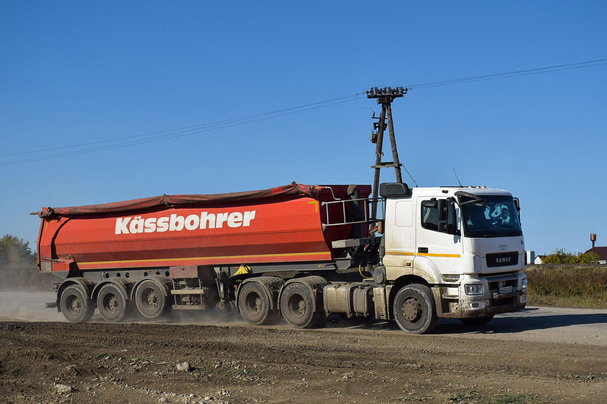 Алтайский край, № Е 642 ХХ 22 — КамАЗ-65206-T5(68)