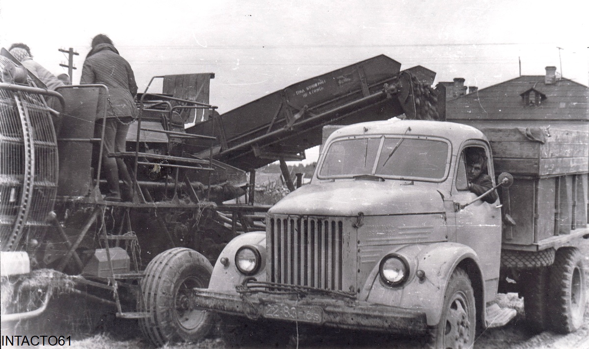 Псковская область, № 22-83 ПСЗ — ГАЗ-51Д-81Б; Прицепы сельскохозяйственные — Комбайны прицепные (общая); Исторические фотографии (до 2000 года) (Псковская область)