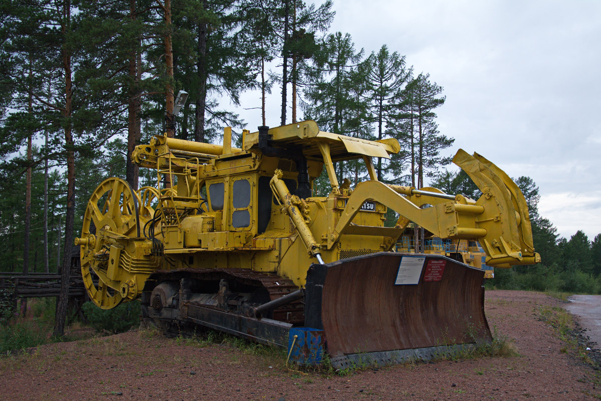 Саха (Якутия), № (14) Б/Н СТ 0006 — Komatsu D355; Техника на постаментах, памятники (Саха (Якутия)); Транспортные средства без номеров (Саха (Якутия))
