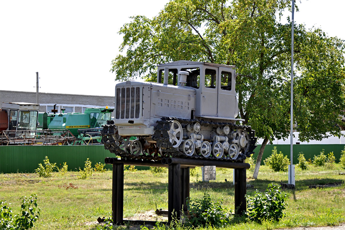 Алтайский край, № (22) Б/Н СТ 0076 — ДТ-54 (АТЗ); Техника на постаментах, памятники (Алтайский край); Транспортные средства без номеров (Алтайский край)