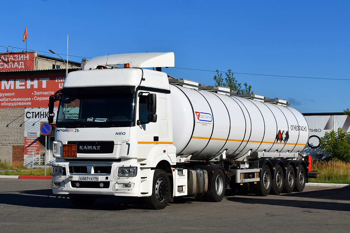 Татарстан, № Е 887 ТХ 716 — КамАЗ-5490-S5(87)