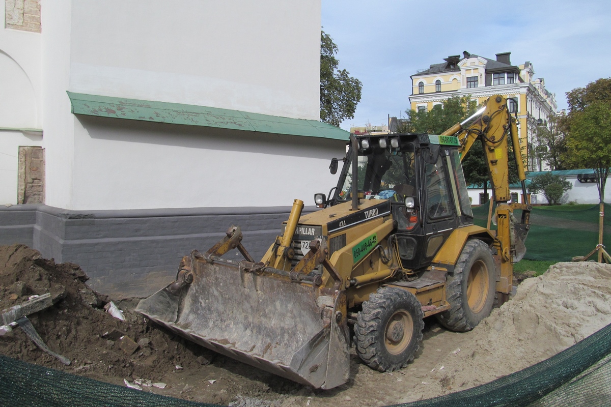 Киев, № 72044 АА — Caterpillar 428