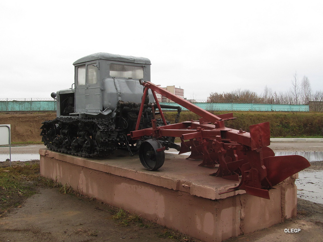 Витебская область, № (BY-2) Б/Н СТ 0086 — Т-74 (ХТЗ); Техника на постаментах, памятники (Витебская область); Прицепы сельскохозяйственные — Плуги (общая); Транспортные средства без номеров (Витебская область)