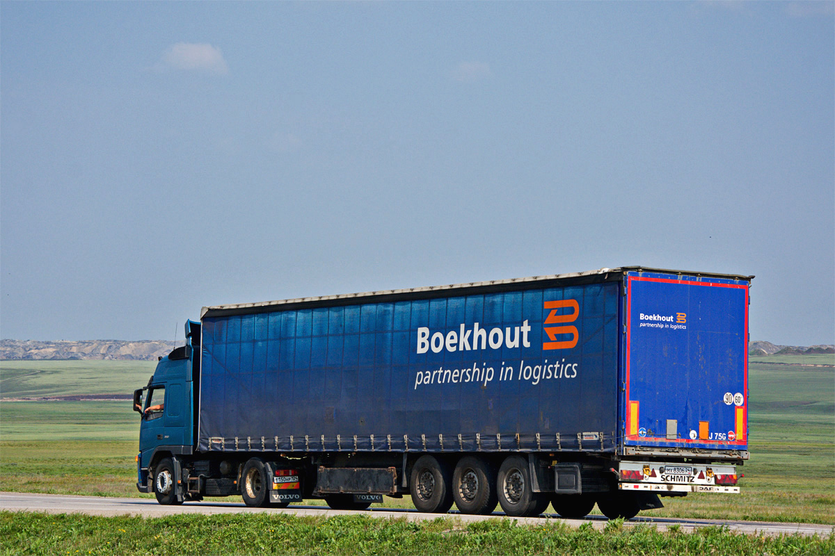 Красноярский край, № МХ 8306 24 — Schmitz Cargobull S.CS / SCB*S3T / S01; Красноярский край, № Т 150 НР 124 — Volvo ('2002) FH12.380