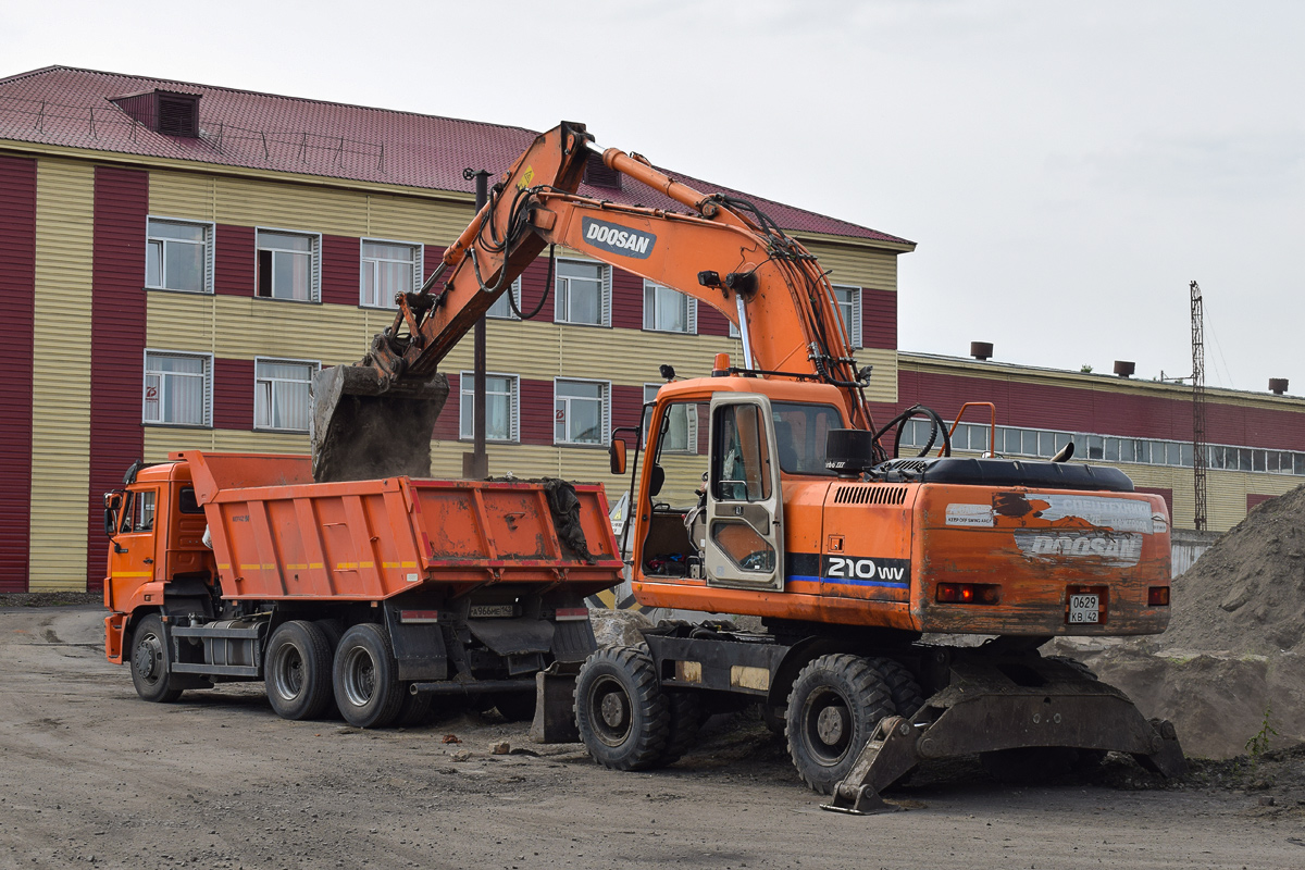 Кемеровская область, № А 966 МЕ 142 — КамАЗ-65115-A5(48); Кемеровская область, № 0629 КВ 42 — Doosan DX210W