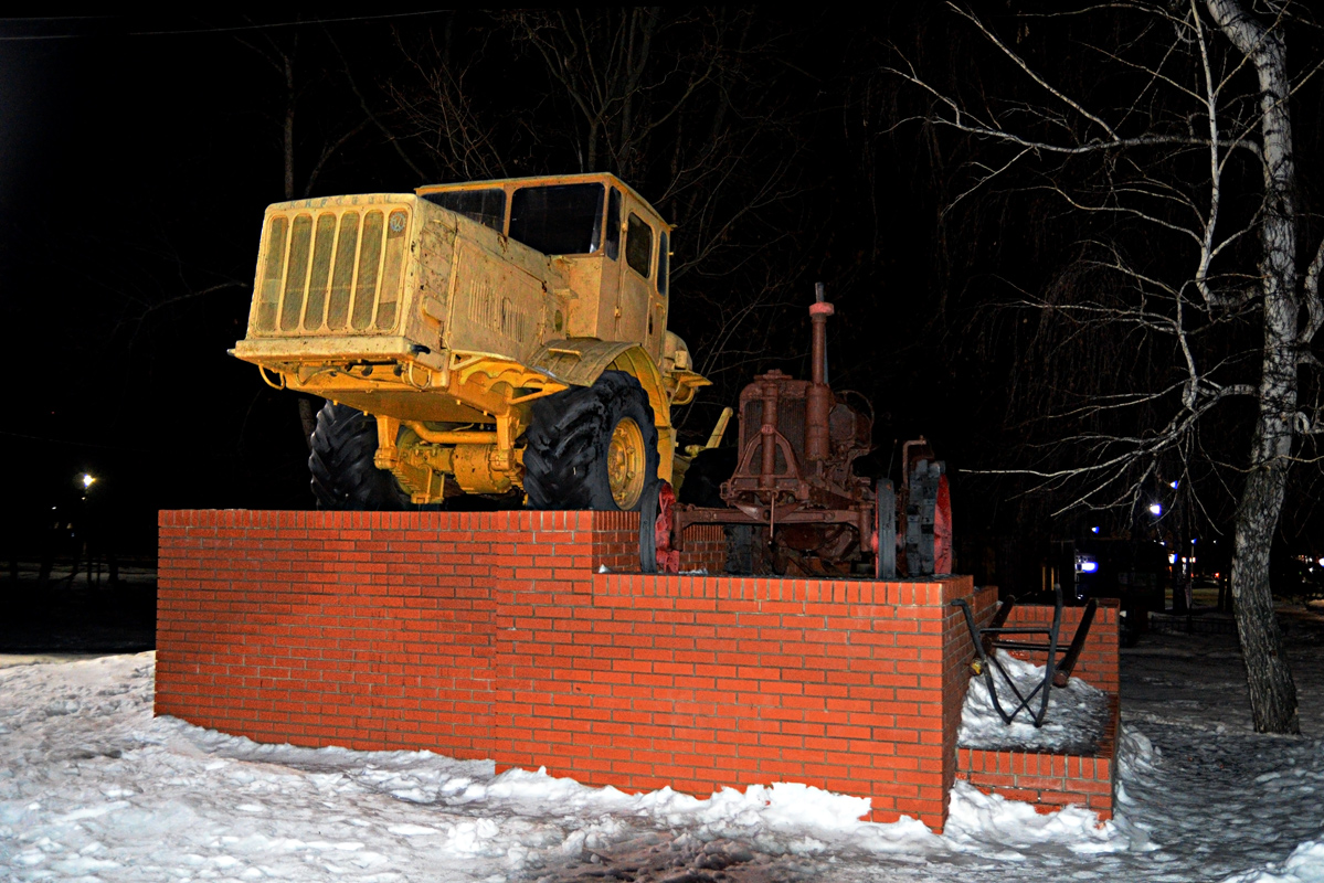 Воронежская область, № (36) Б/Н СТ 0040 — К-700; Воронежская область, № (36) Б/Н СТ 0041 — Универсал-2; Воронежская область — Спецтехника на постаментах; Техника на постаментах, памятники (Воронежская область)