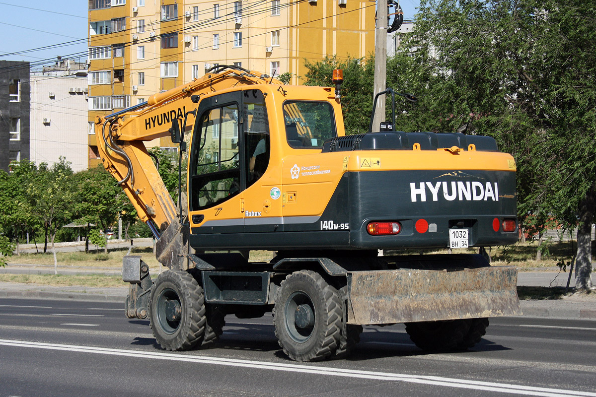 Волгоградская область, № 1032 ВН 34 — Hyundai R140W