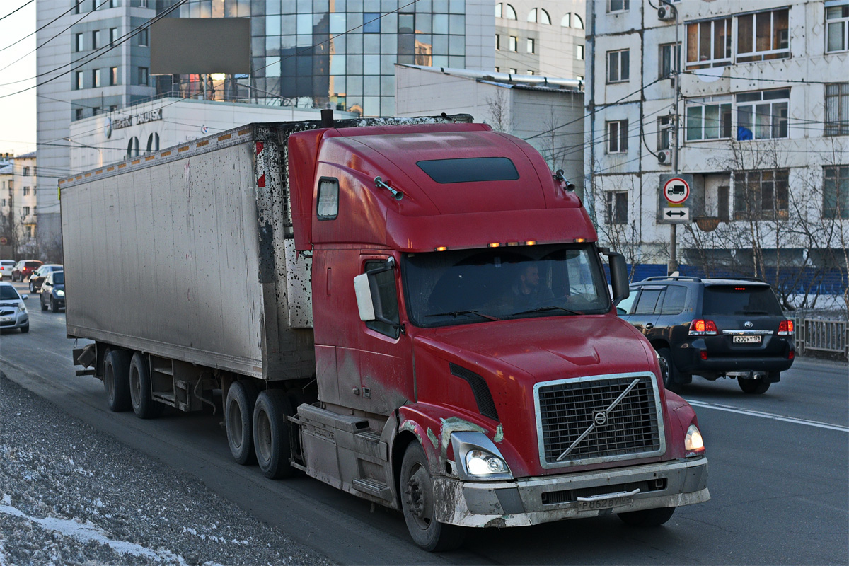 Дагестан, № Р 862 ВУ 05 — Volvo VNL670; Москва, № ВУ 1237 77 — Schmitz Cargobull S.KO (SCB*S3B) общ.мод