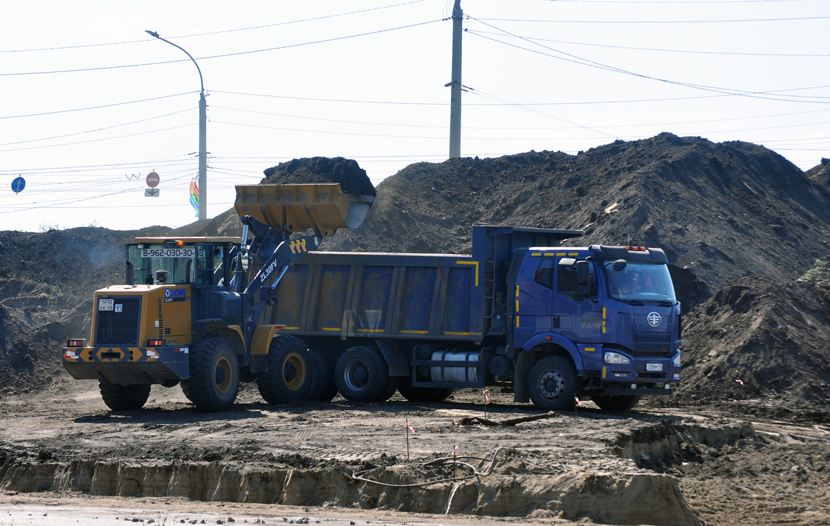 Омская область, № 1410 АВ 55 — XCMG ZL30 (общая модель); Омская область, № Т 296 МР 55 — FAW J6 CA3250