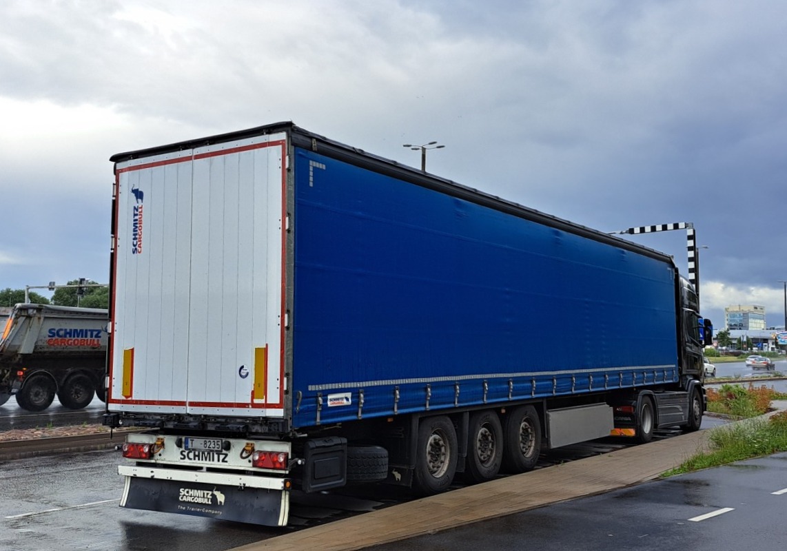 Латвия, № T-8235 — Schmitz Cargobull S.CS / SCB*S3T / S01