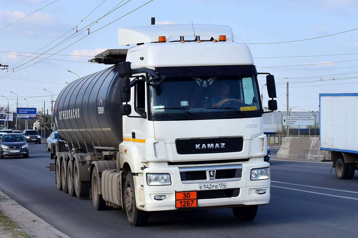 Волгоградская область, № Е 142 РВ 134 — КамАЗ-5490-S5(87)