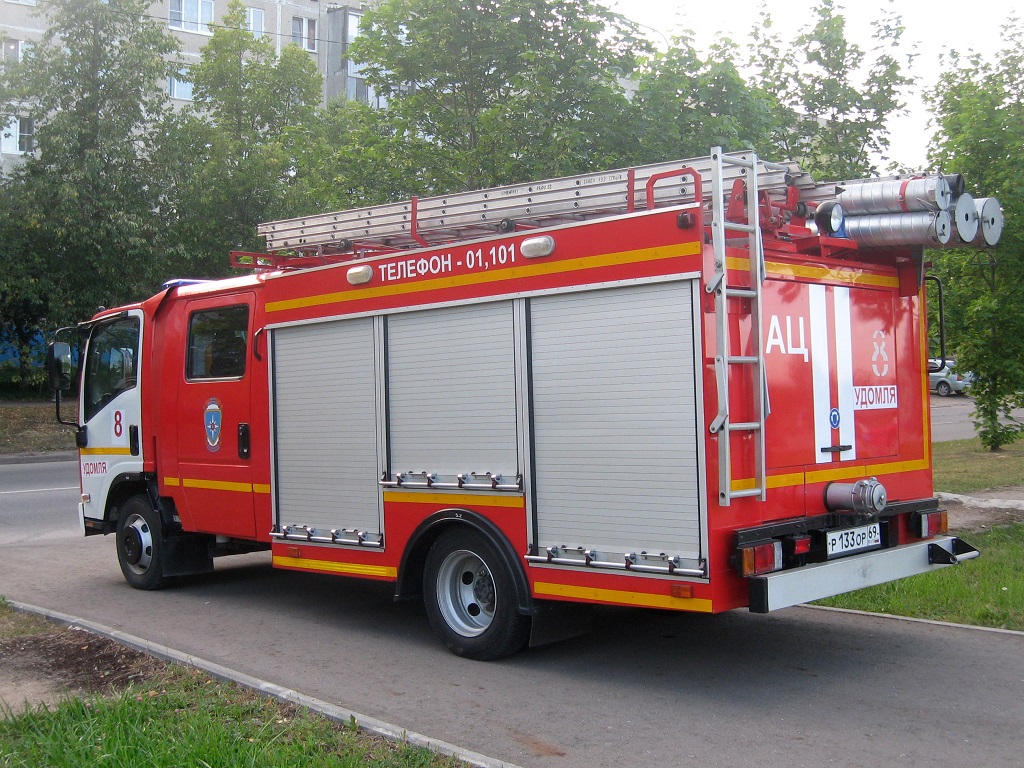 Тверская область, № Р 133 ОР 69 — Isuzu NPR75 [Z7X]