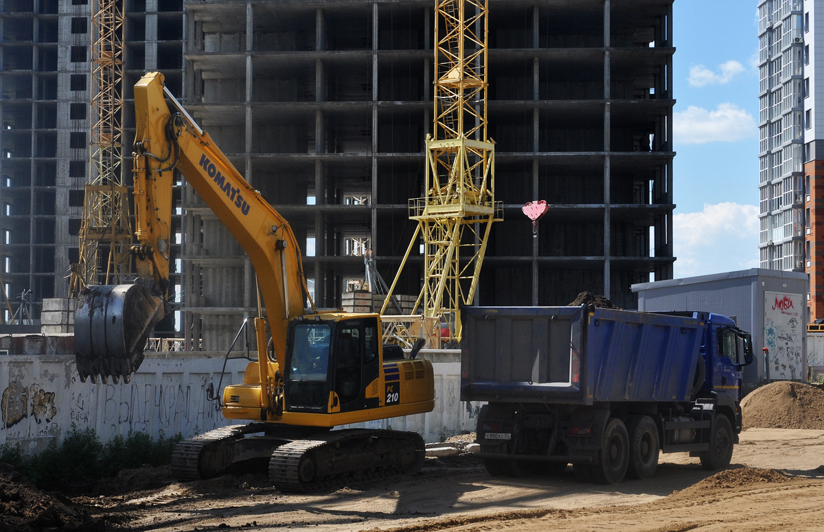 Омская область, № 6240 АВ 55 — Komatsu PC210; Омская область, № С 880 КС 55 — MAN TGS 40.390