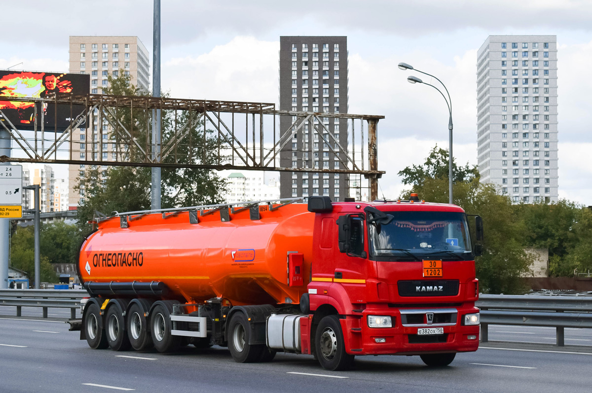 Московская область, № Е 382 ОХ 750 — КамАЗ-5490-S5(87)