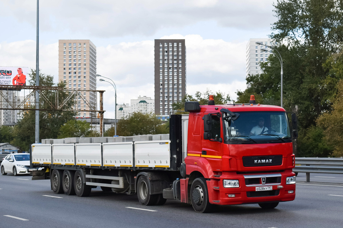 Москва, № Е 028 КУ 797 — КамАЗ-5490-S5(87)