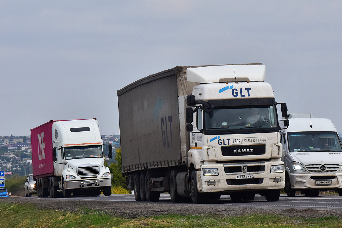 Краснодарский край, № Н 333 КТ 123 — Freightliner Columbia; Чувашия, № 1262 — КамАЗ-5490-S5(87)