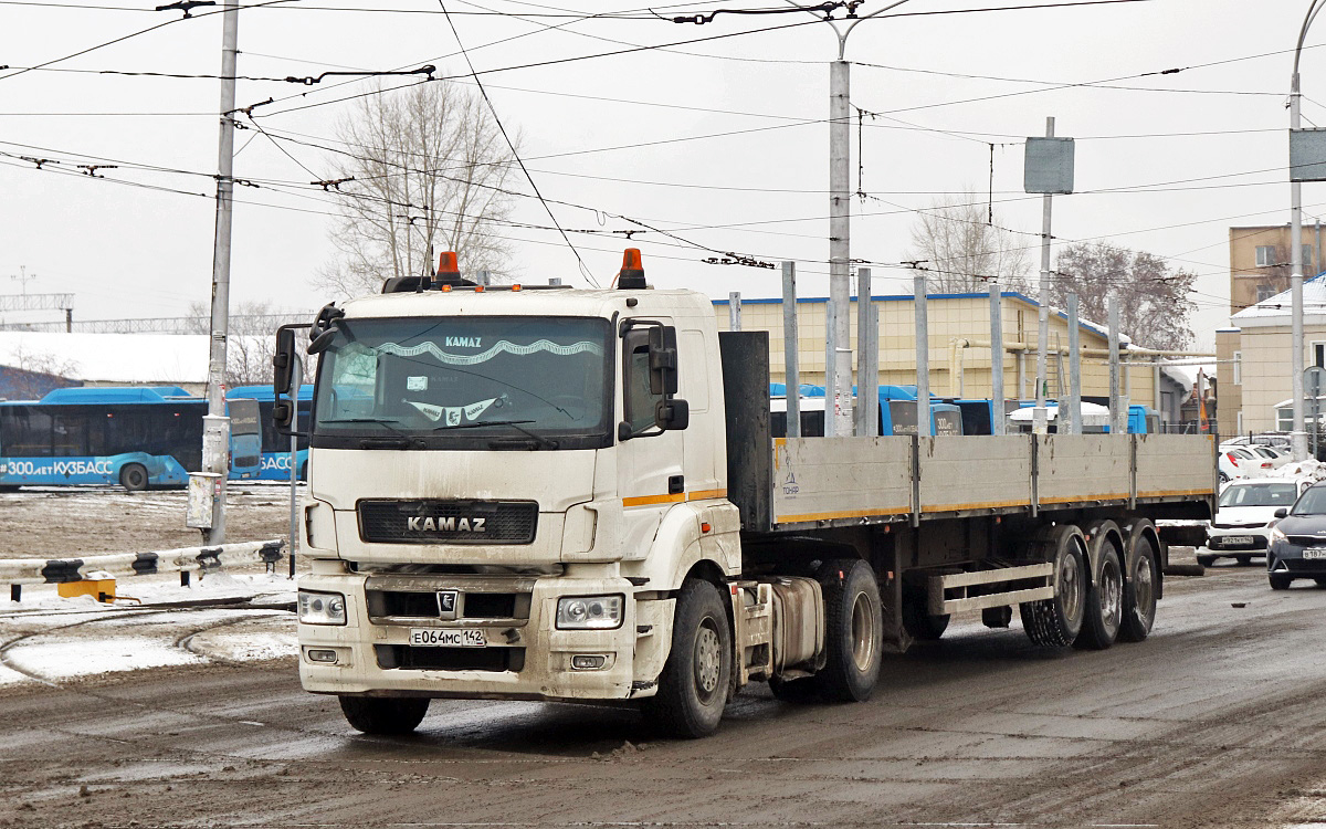 Кемеровская область, № Е 064 МС 142 — КамАЗ-5490-S5(87)