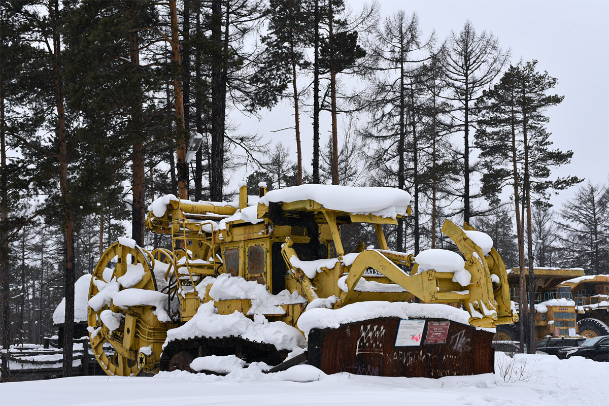 Саха (Якутия), № (14) Б/Н СТ 0006 — Komatsu D355; Техника на постаментах, памятники (Саха (Якутия)); Транспортные средства без номеров (Саха (Якутия))