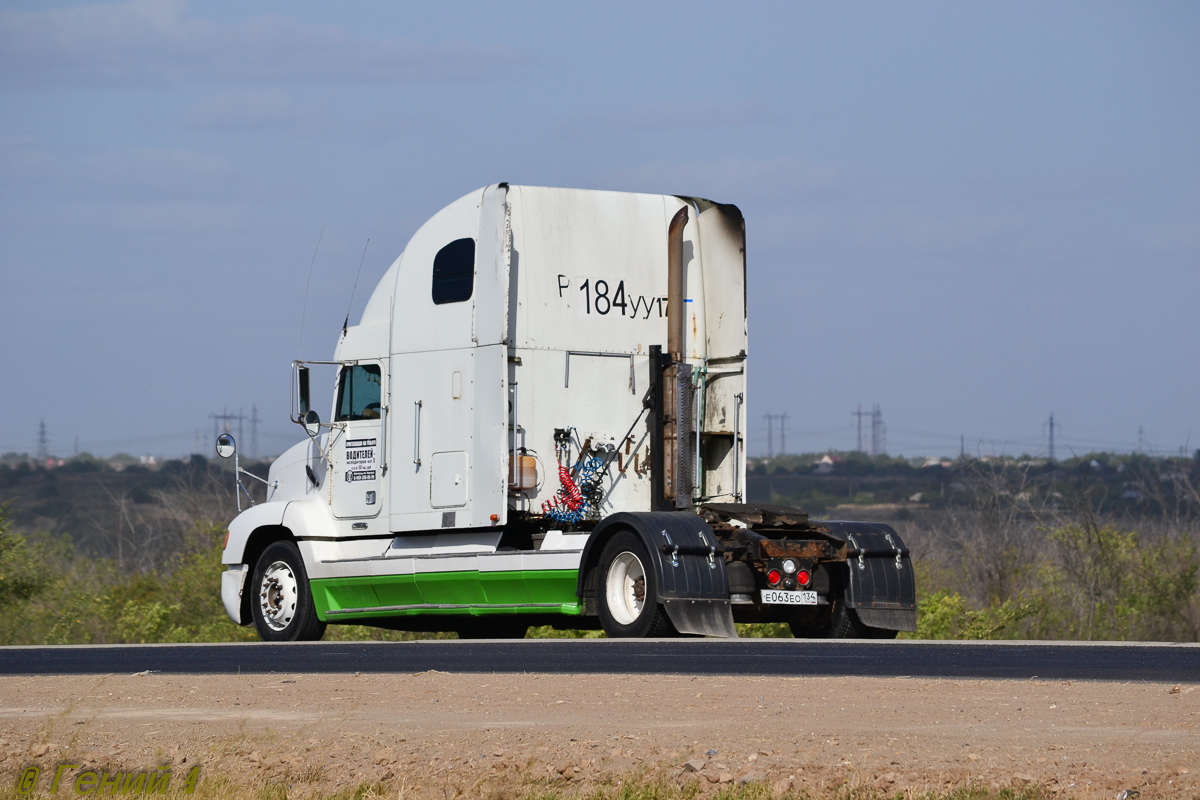 Волгоградская область, № Е 063 ЕО 134 — Freightliner FLD 112