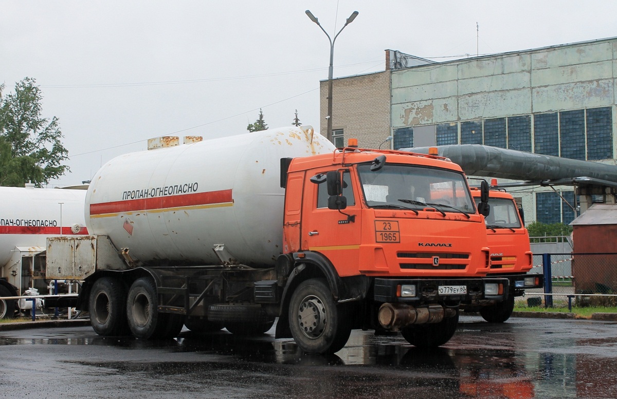 Псковская область, № О 779 ЕУ 60 — КамАЗ-65115-D3(97)