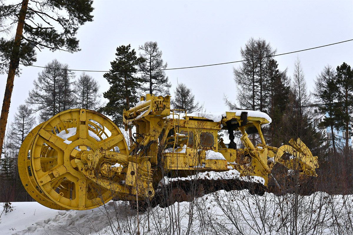 Саха (Якутия), № (14) Б/Н СТ 0006 — Komatsu D355; Техника на постаментах, памятники (Саха (Якутия)); Транспортные средства без номеров (Саха (Якутия))