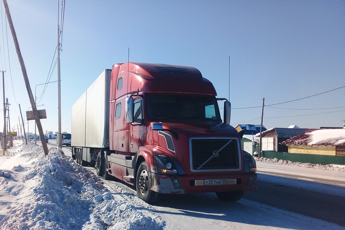 Приморский край, № У 351 ХВ  125 — Volvo VNL780