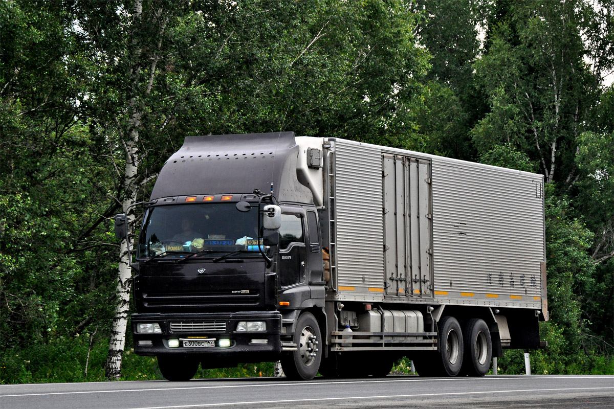 Кемеровская область, № Е 300 ВС 142 — Isuzu Giga (общая модель)