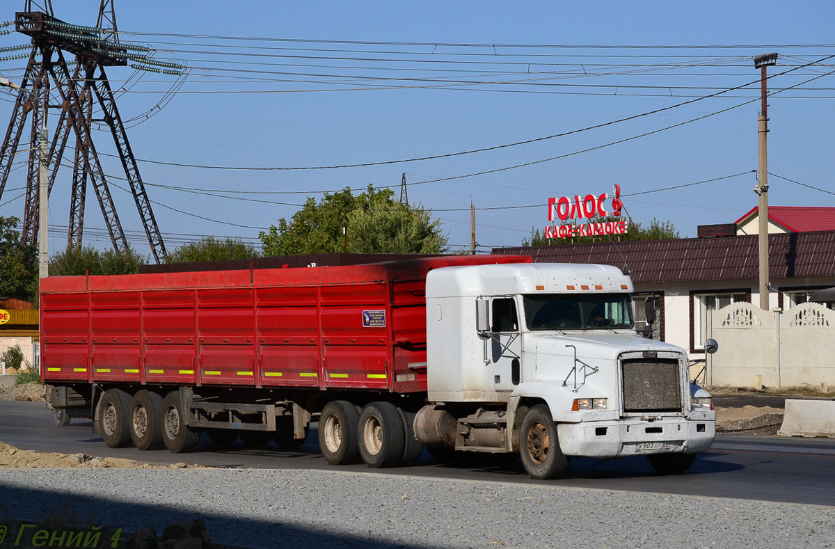 Саратовская область, № Х 903 ХР 64 — Freightliner FLD 120