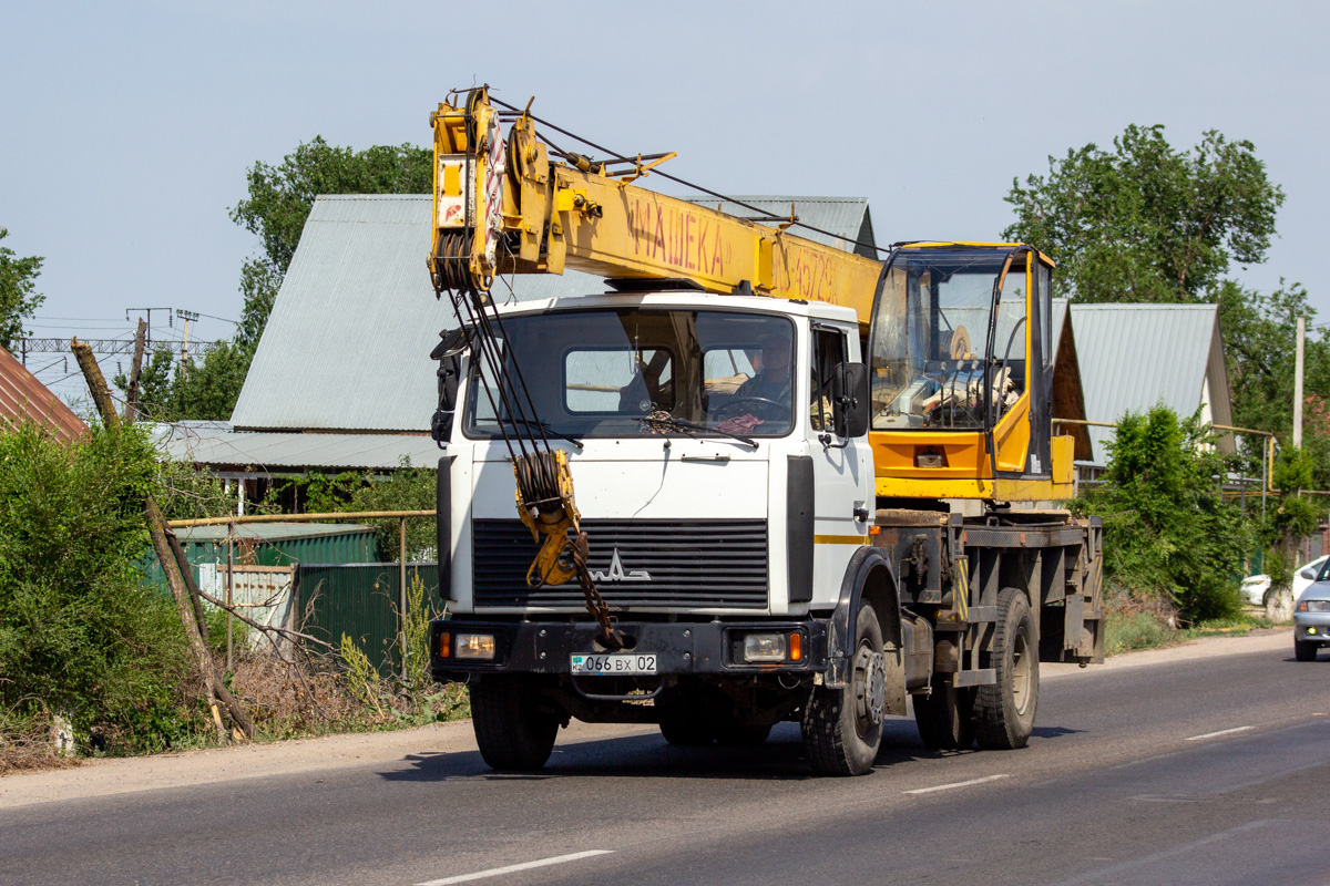 Алматы, № 066 BX 02 — МАЗ-533702