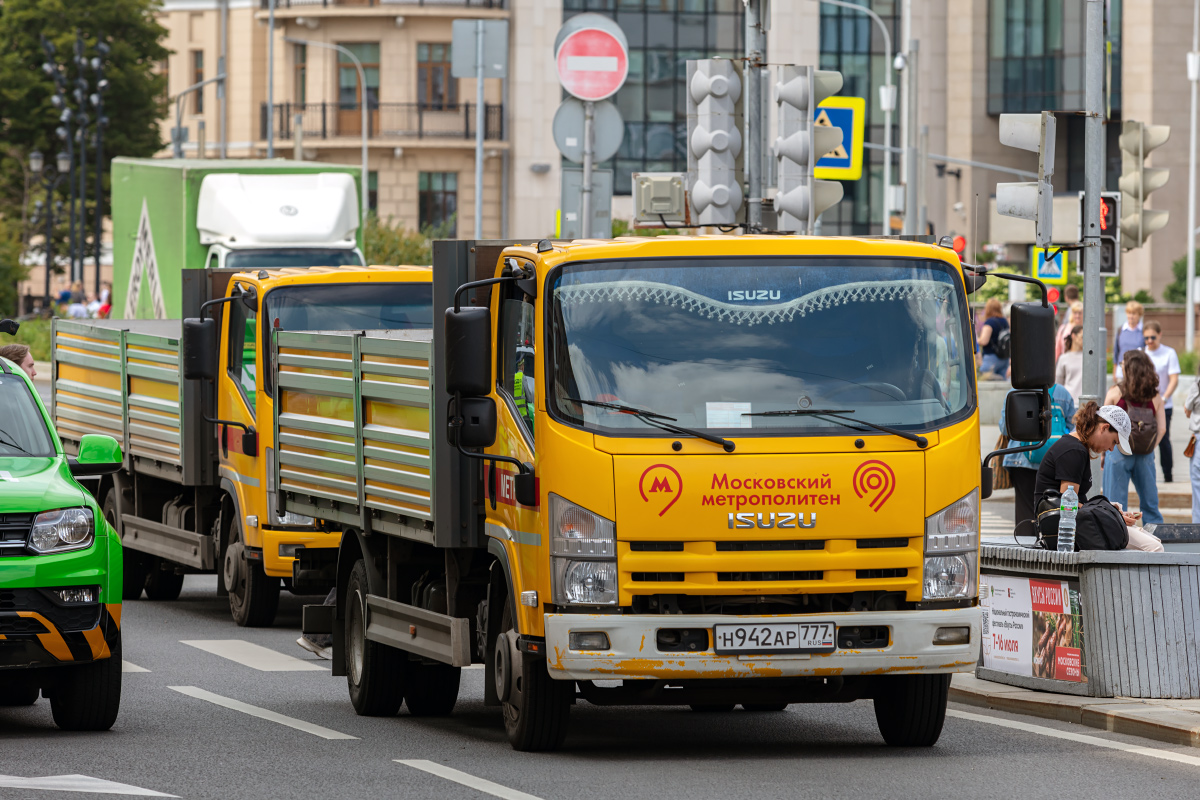 Москва, № Н 942 АР 777 — Isuzu NPR75 [Z7X]